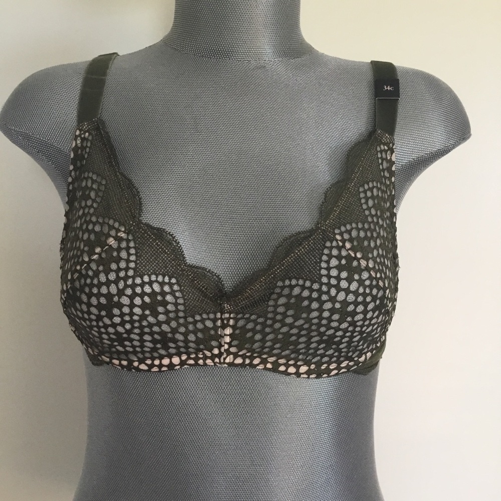 ❤️2 for $25❤️ Victoria’s Secret very sexy bra 34C